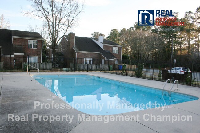 Building Photo - Recently updated 2 BD/1.5 BA End Unit Townhome w/Community Pool
