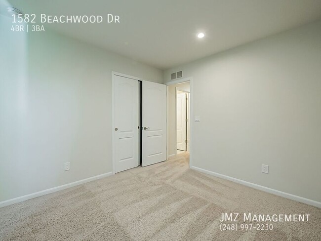 Building Photo - 1582 Beachwood Dr