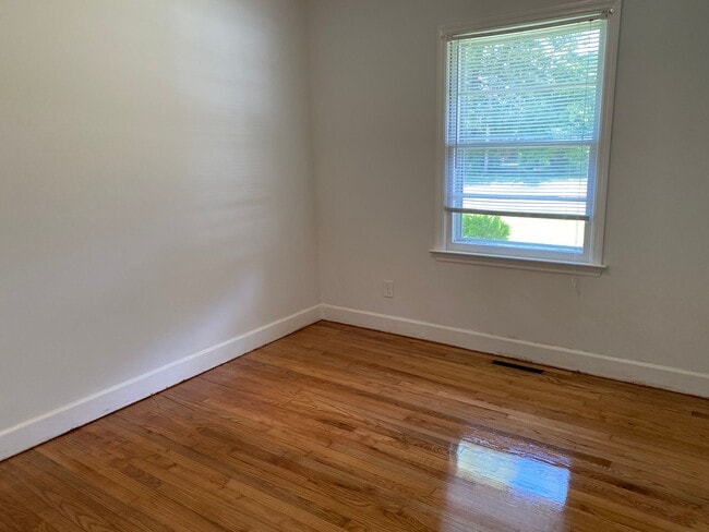 Building Photo - 3 Bed 1 Bath House with Spacious Backyard