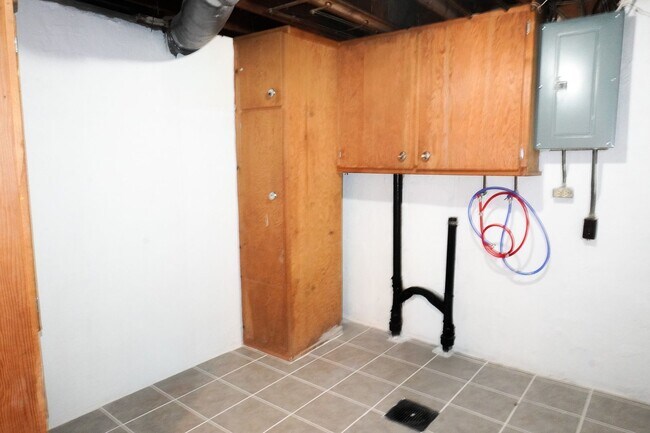 Building Photo - 3b 2b Finished Basement + Garage Lawn Care Provided APPLY FREE!