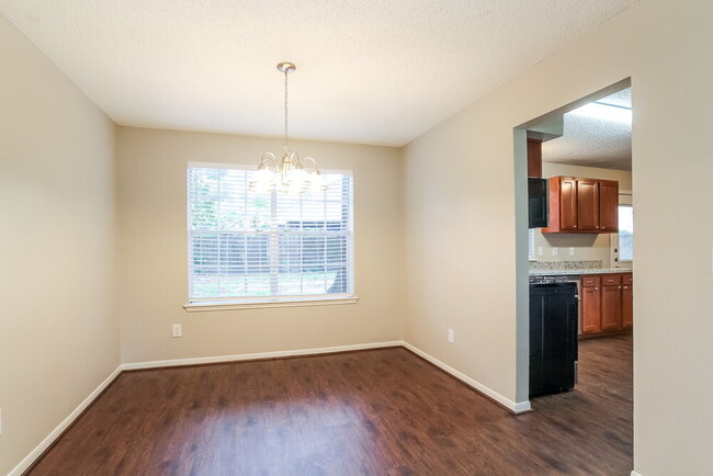 Building Photo - 2305 Parkview Dr