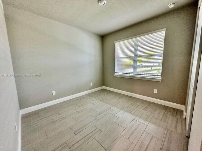 Building Photo - 9035 Dahlia Cir