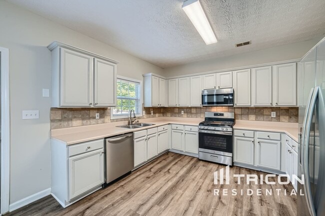 Building Photo - 733 Winbrook Dr