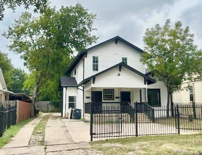 Primary Photo - Walking Distance to the Stockyards!