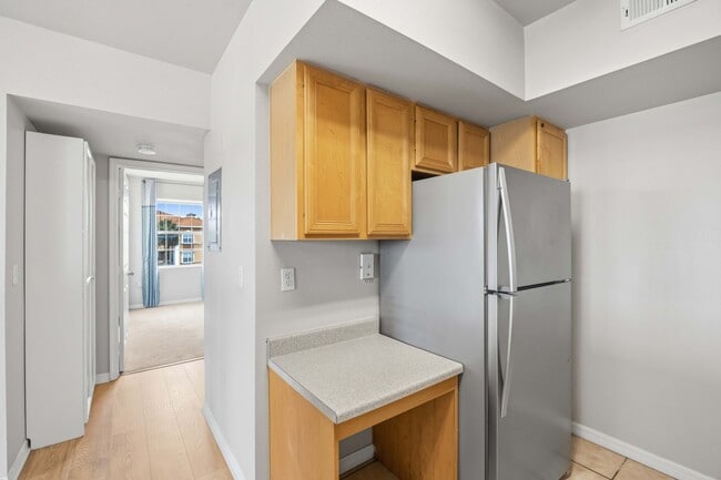 Building Photo - 2/2 condo with beautiful water views available now for an annual lease