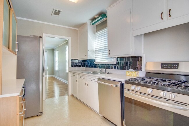 Building Photo - Coming Available 2/6 – 3-Bedroom, 1-Bathroom Cottage in East Hill with Solar Power & Wraparound D...