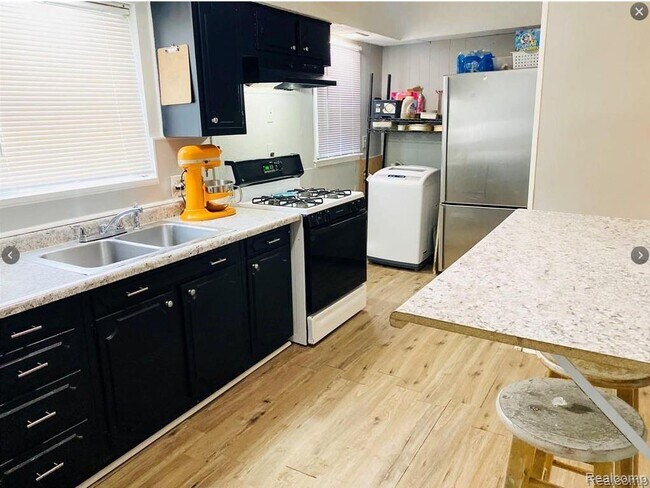 Building Photo - 11227 Packard Ave