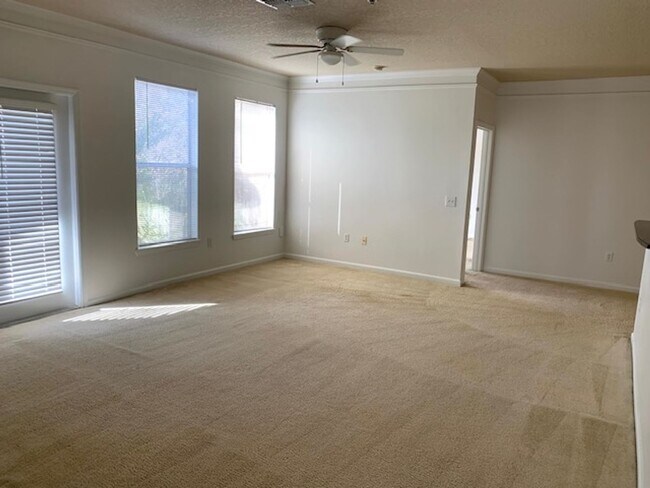 Building Photo - Condo for rent - 3rd floor in gated community