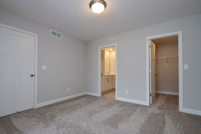 Building Photo - Beautiful 3-Bed 3-Bath Townhome in Blaine!