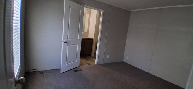 Building Photo - 640 S Darlene Way