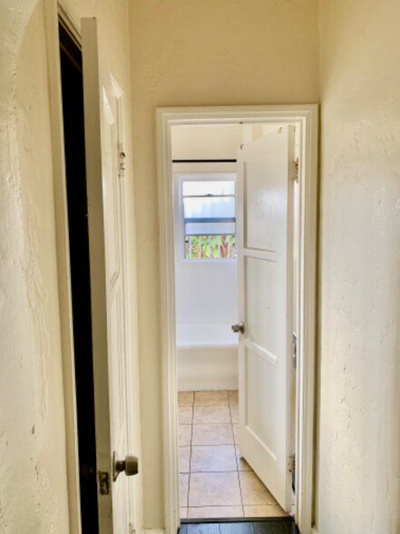 Building Photo - 1022 W 64th St