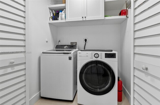 Building Photo - 4865 SW 94th Ave