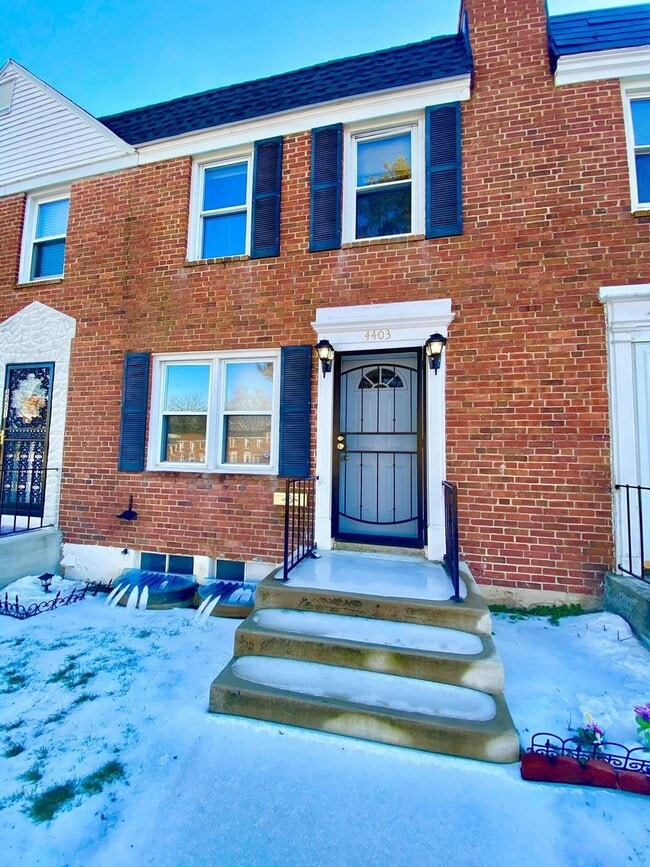 Building Photo - Charming 3 Bedroom/1 Bathroom Townhome in Yale Heights Home - Fenced Backyard!