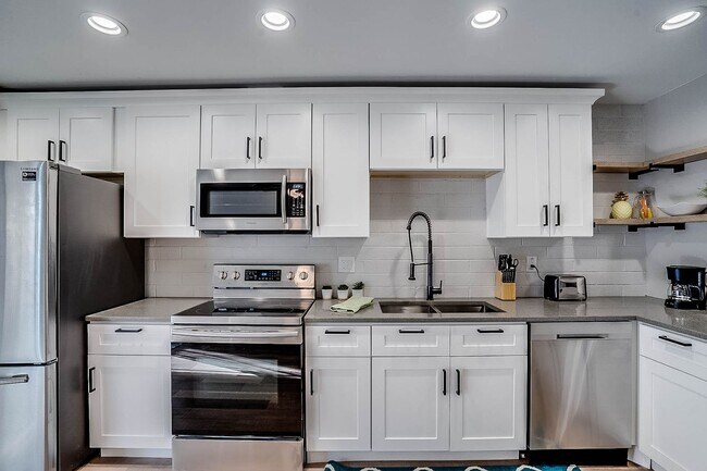 Building Photo - Prime Location - 2-bedroom, 1.5-bath townhome in Central Scottsdale!