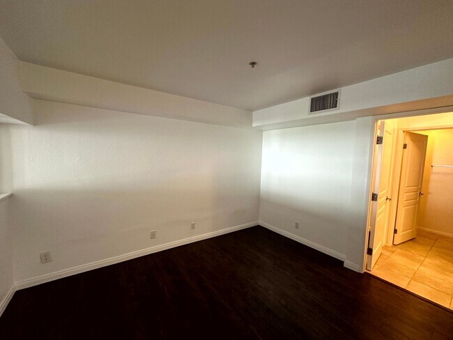 Building Photo - Fantastic 1 bed and 1 Bath with balcony an...