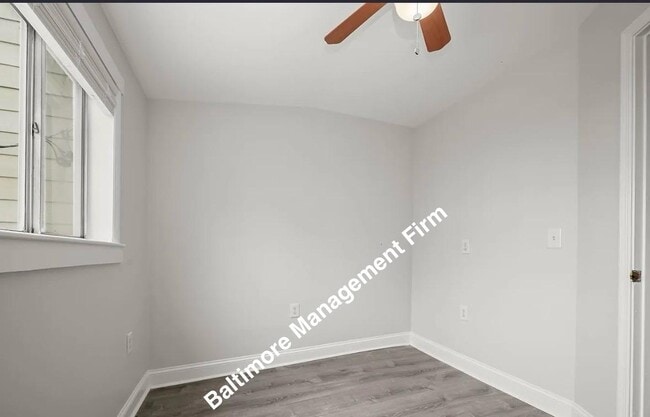Building Photo - 805 S Decker Ave
