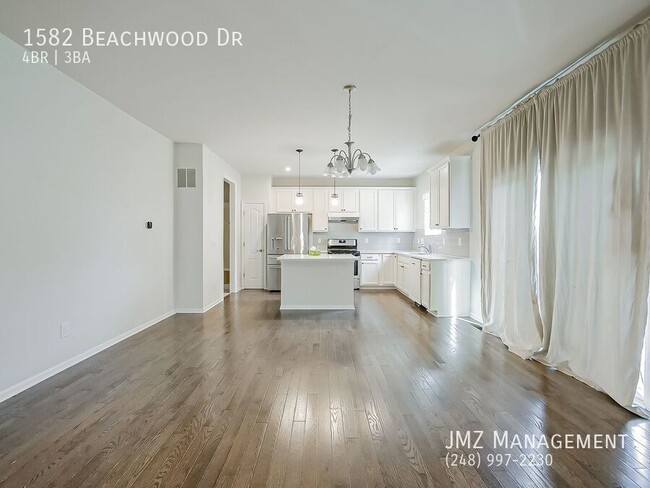 Building Photo - 1582 Beachwood Dr