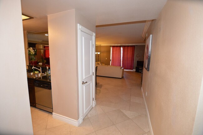 Building Photo - 230 E Flamingo Rd