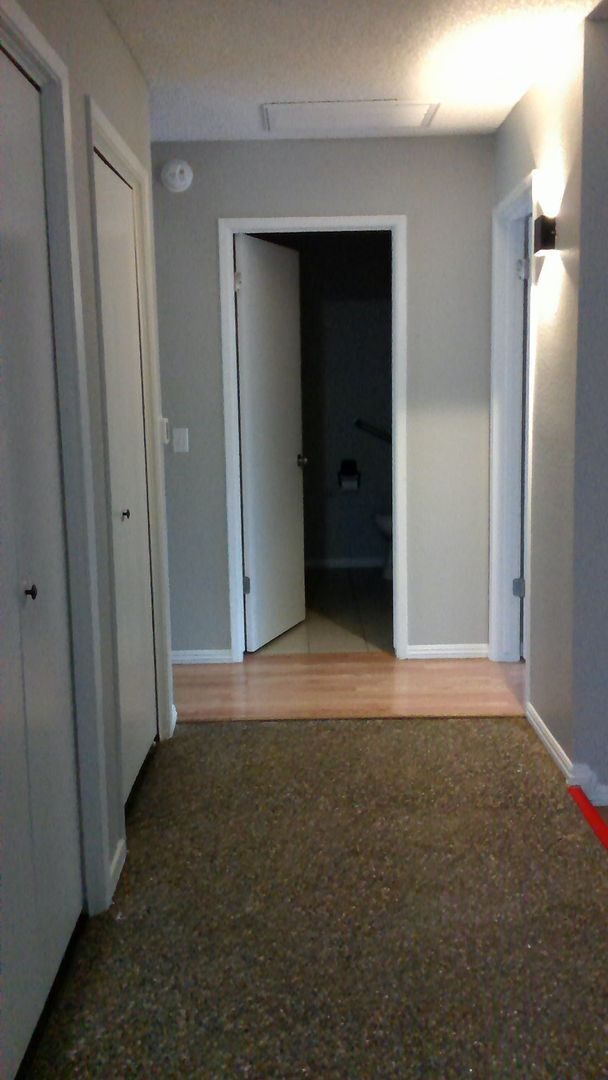 Building Photo - 1441 W Norwich Ave