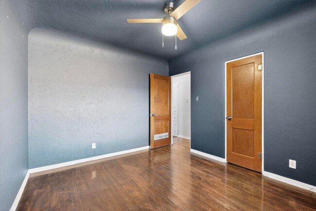 Building Photo - UPTOWN 2/bd 1/ba 1/cg 950/sf