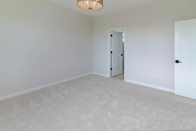 Building Photo - 861 SE Courances Dr