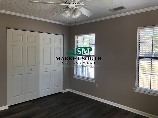 Building Photo - LARGE FENCED YARD IN POOLER!