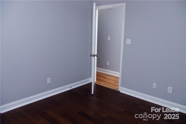 Building Photo - 917 Shearer St