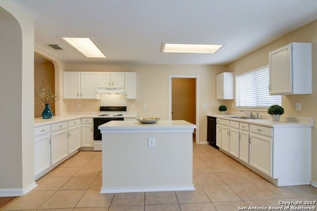 Building Photo - 3/2 1 Story Open Concept Far West SA