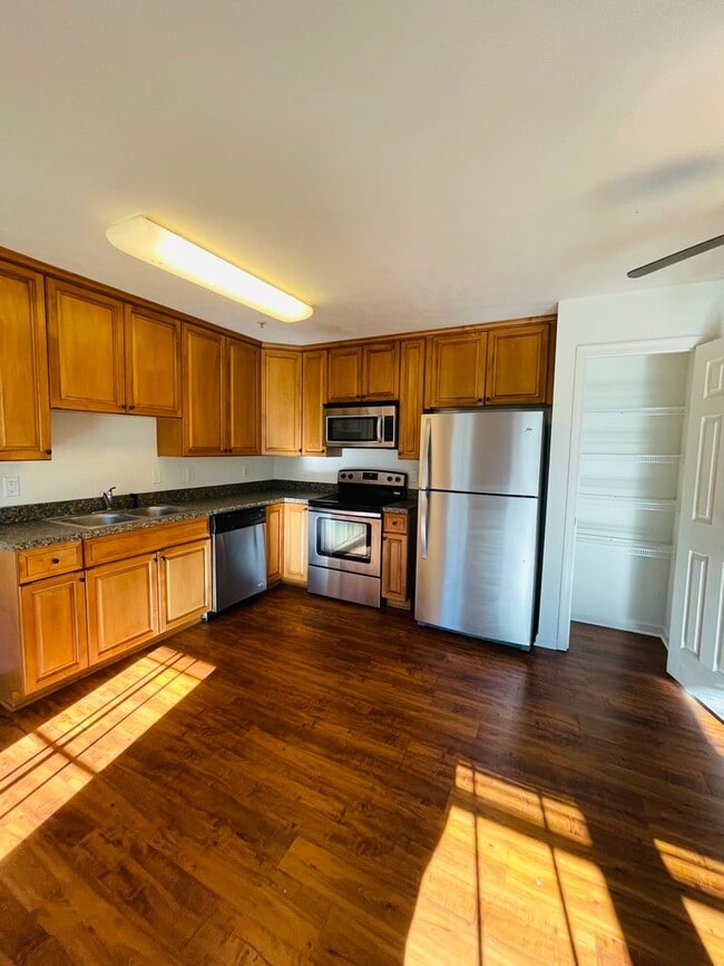 Building Photo - Top Floor One Bedroom Garden Apartment