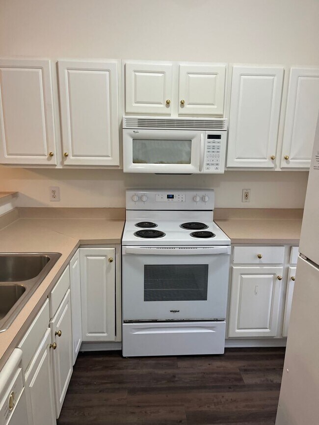 Building Photo - Spacious condo in excellent location