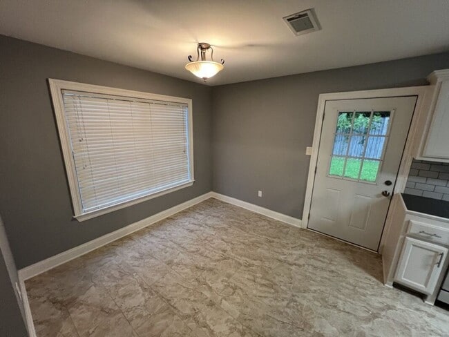 Building Photo - Must See!  Trendy 3 bedroom, 2 bath home i...