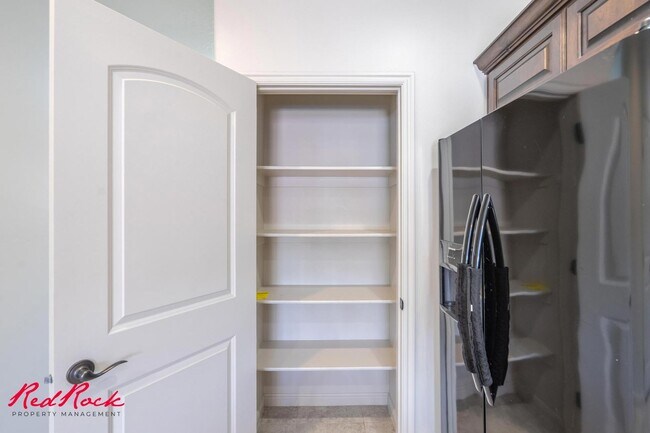 Building Photo - Charming 3 bedroom Townhome. 2 Community Pools!