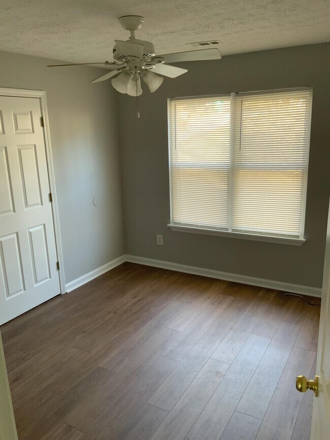 Building Photo - 504 Carlton Ln