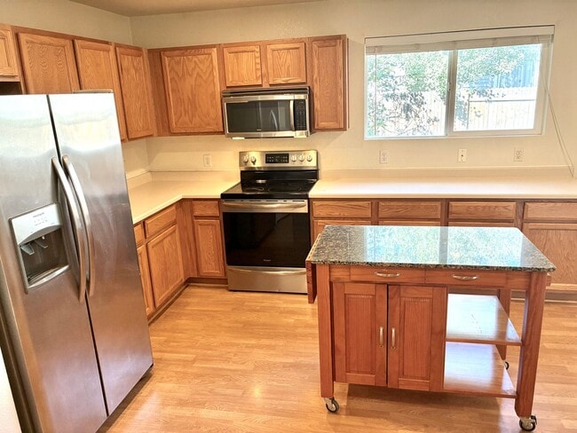 Building Photo - 3 Bedroom, 2.5 Bath Townhome with 2 Car At...