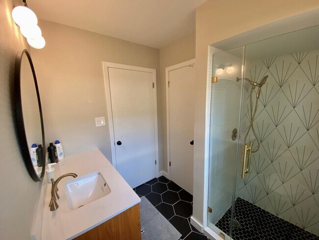 Building Photo - 6023 Claridge Dr