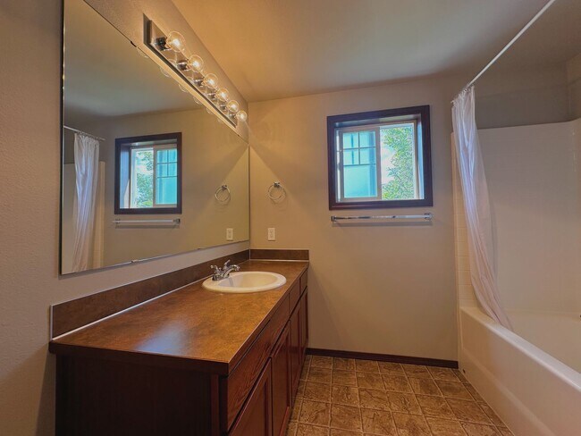 Building Photo - Beautiful 4-Bedroom 2.5-Bathroom Home in M...