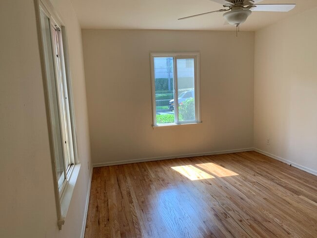 Building Photo - 408 N Doheny Dr
