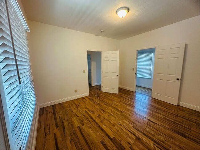 Building Photo - Come View This Perfect 2 Bedroom 1 Bath Located In the Heart of Downtown!!