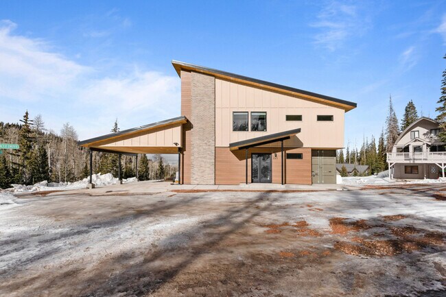 Building Photo - 220 Circle Dr