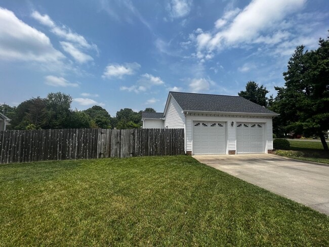 Building Photo - Three bedroom, 2 bath house in Gibsonville