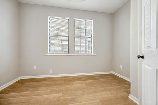 Building Photo - 2395 Forrest Avenue Unit 4