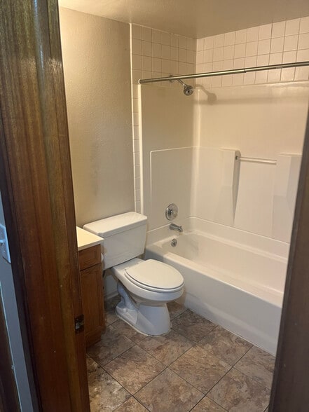 Building Photo - 1418 W Tenth Ave