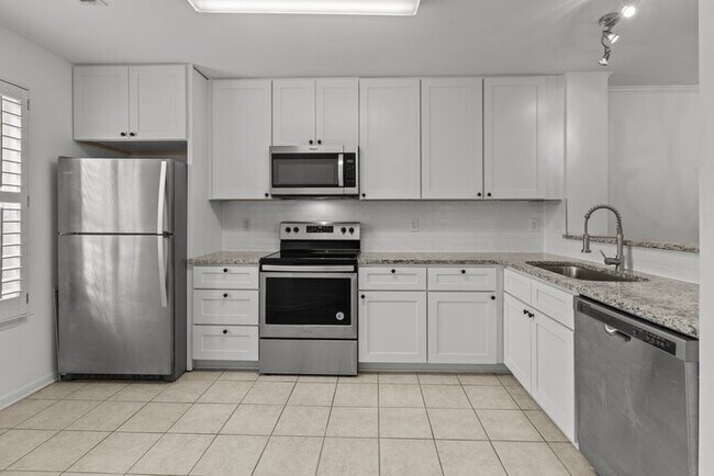 Building Photo - Your Perfect Townhome Is Here!