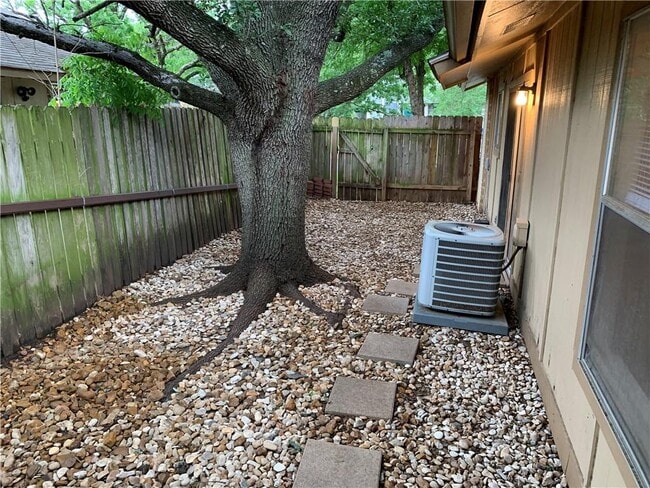 Building Photo - 8009 Clydesdale Dr