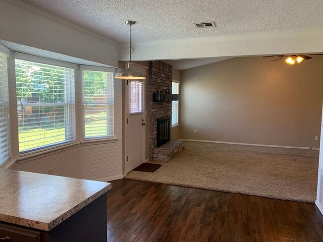 Building Photo - This super cute home features a beautiful ...