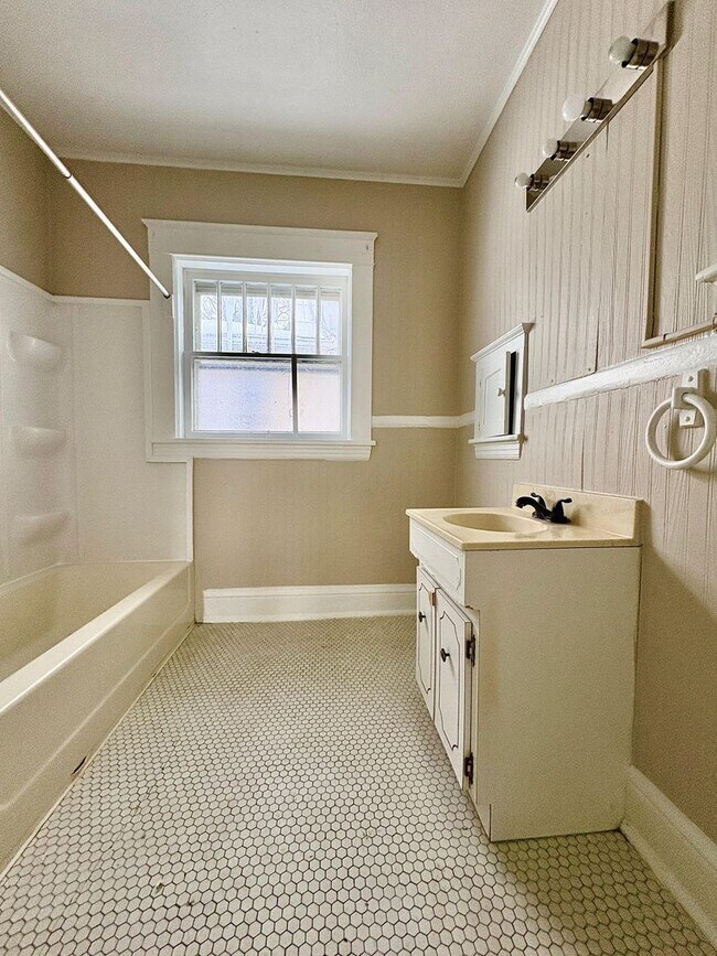 Building Photo - 1318 Lincoln Way East