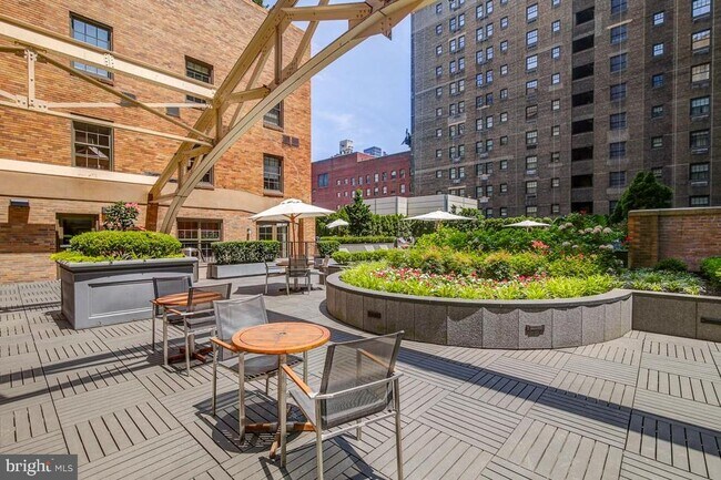 Building Photo - 219 S 18th St