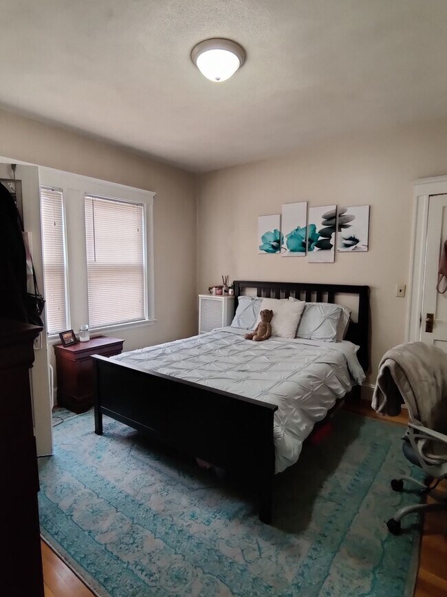 Building Photo - No Brokers Fee, Large Fully Renovated Unit in Oak Sq. Free Laundry, Backyard, Patio, Parking Incl...