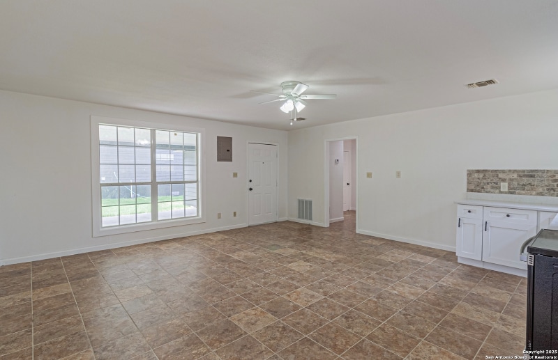 Building Photo - 210 N San Jacinto St