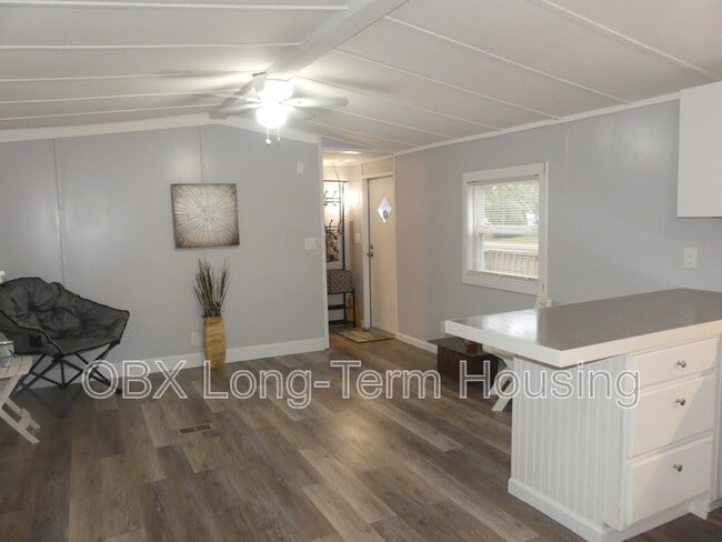 Building Photo - 135 Edgewater Dr